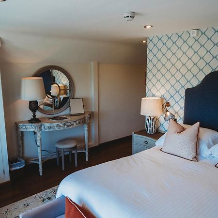 Finch'S Arms Hotel Окем Екстериор снимка