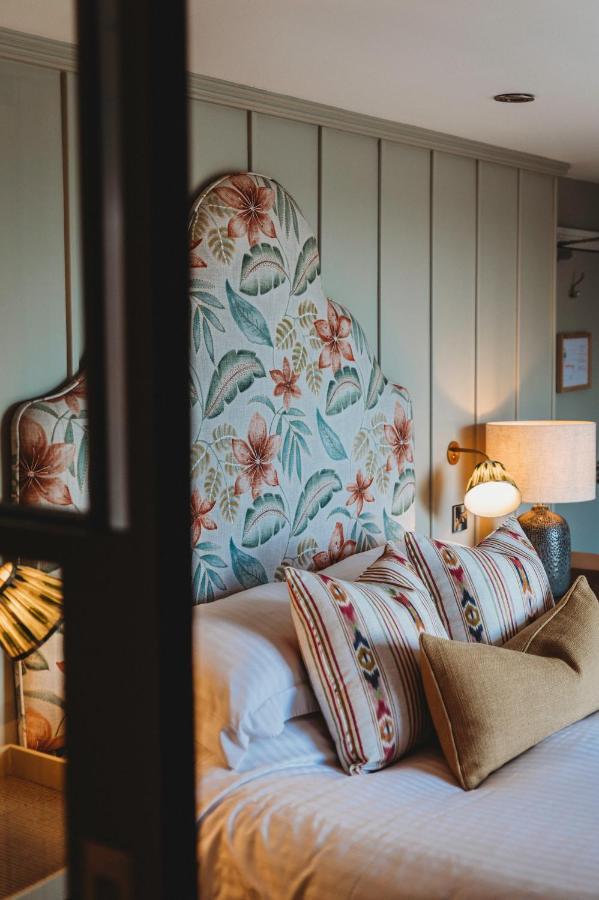 Finch'S Arms Hotel Окем Екстериор снимка