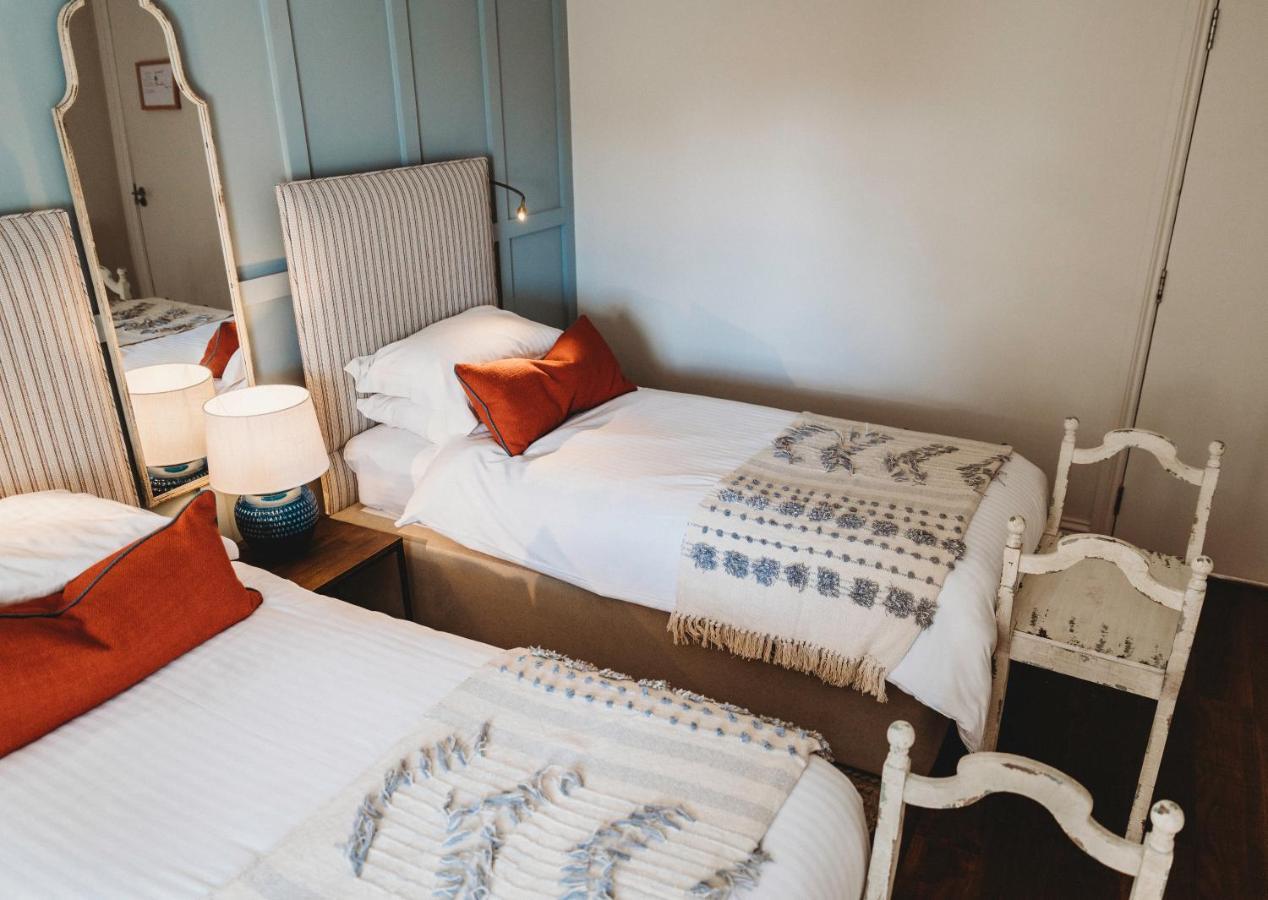 Finch'S Arms Hotel Окем Екстериор снимка